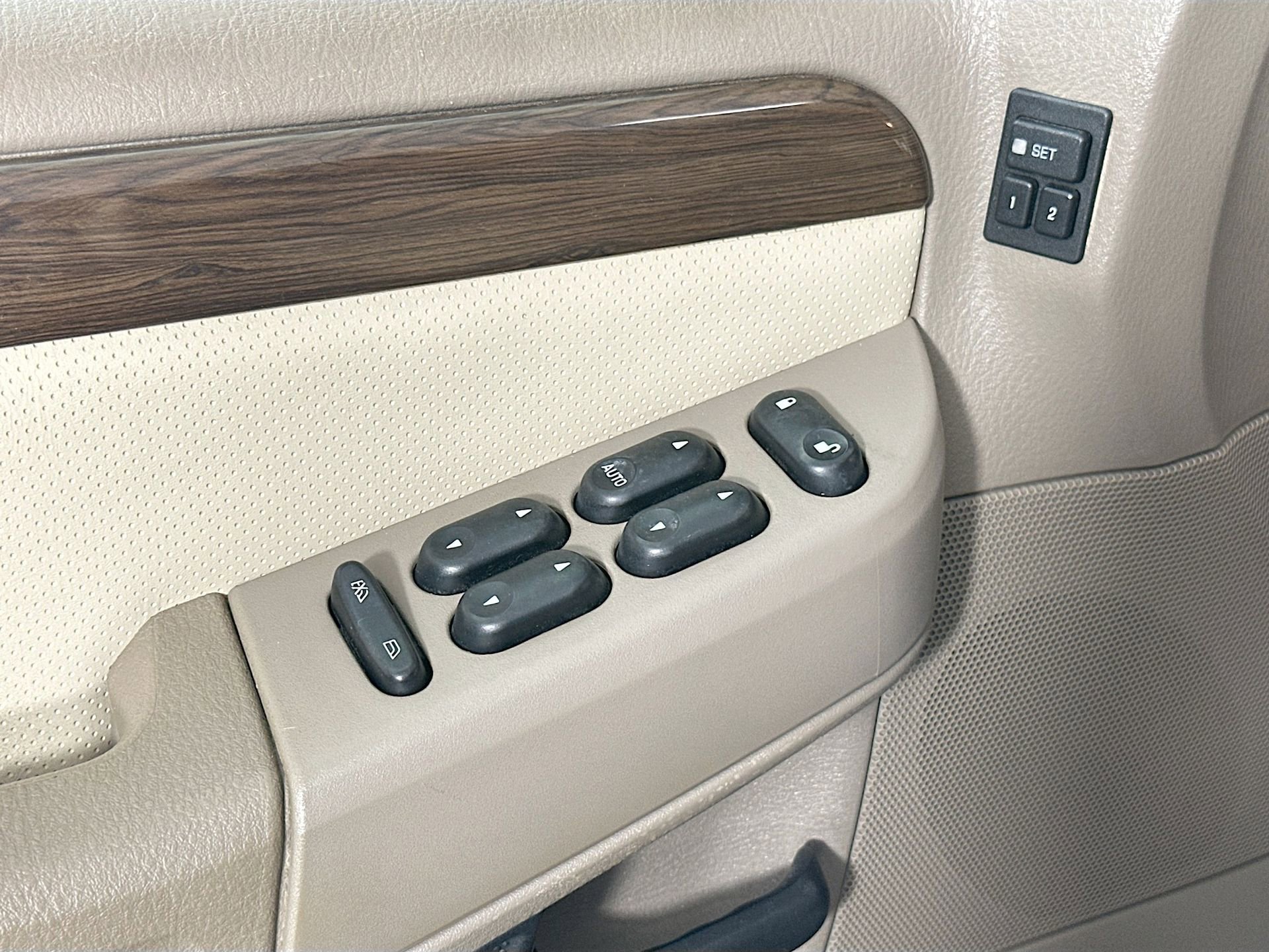 Used 2005 Ford Explorer Eddie Bauer image 15