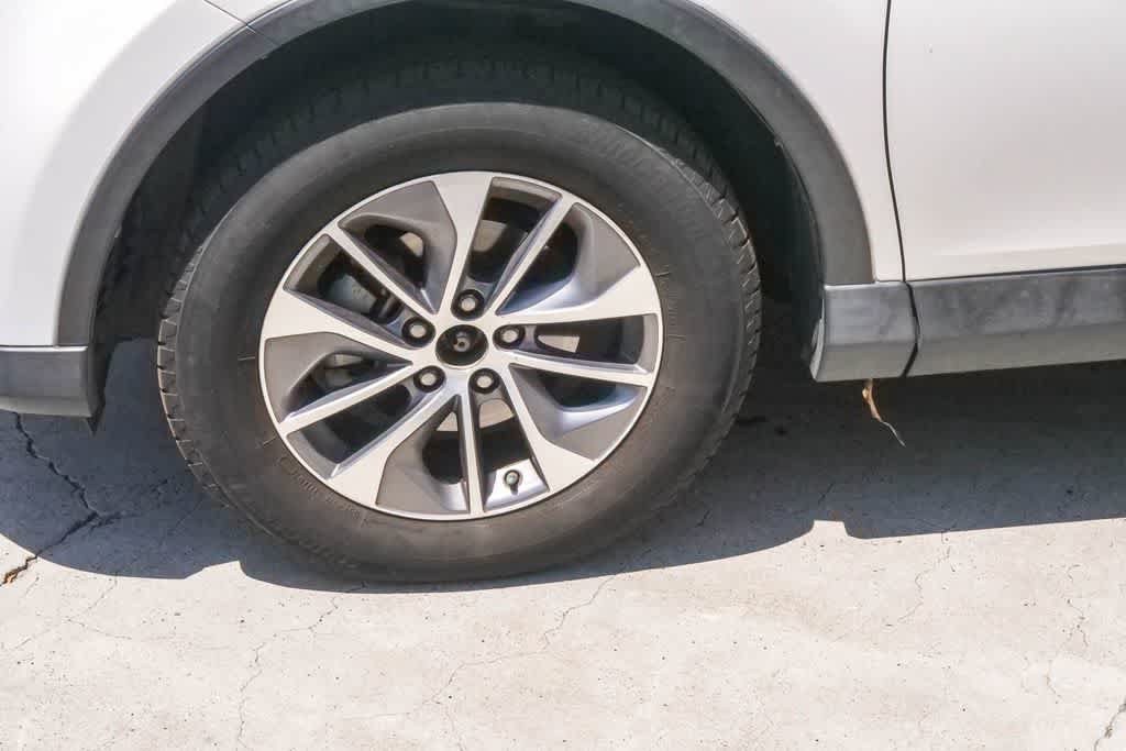 Used 2018 Toyota RAV4 XLE AWD/4WD image 5