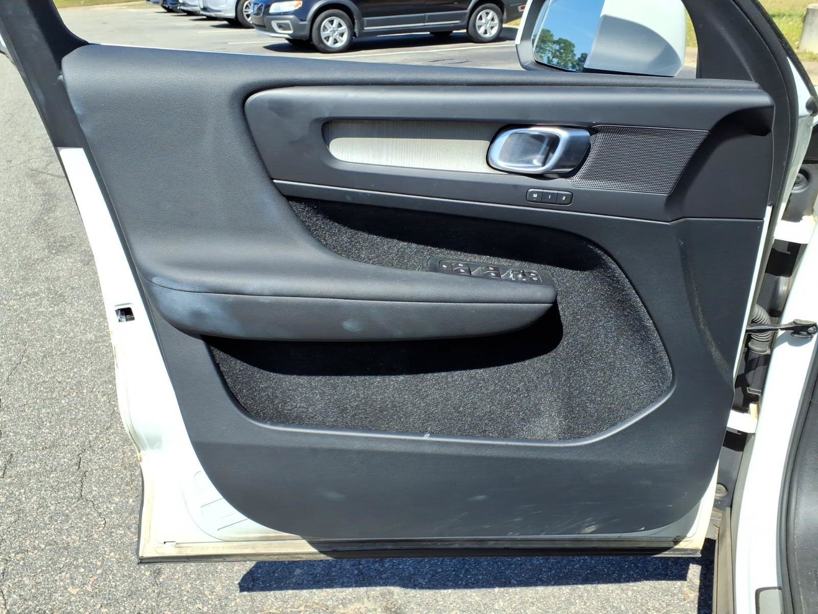 Used 2019 Volvo XC40 T4 Inscription FWD image 7