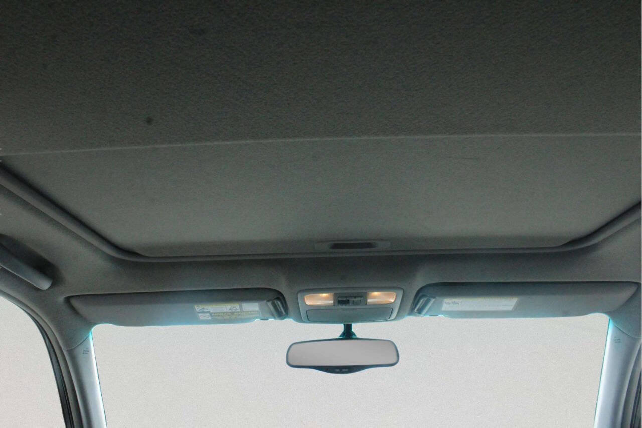 Used 2005 Toyota Highlander 4WD V6 w/ 3rd Row image 6