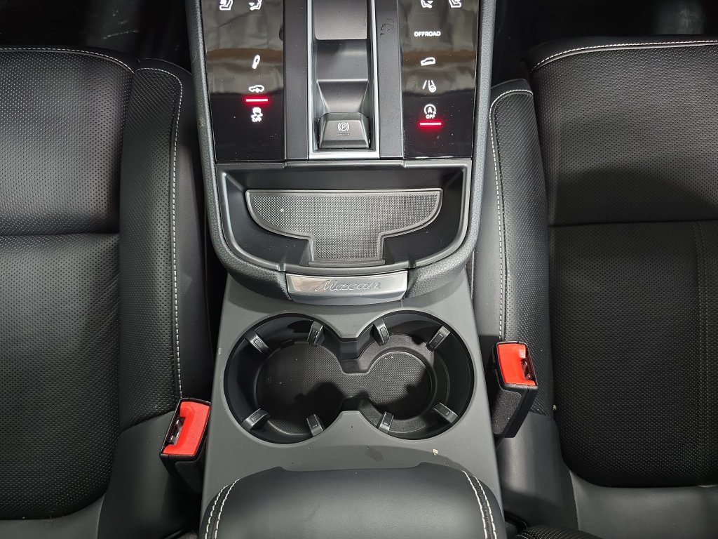 Certified 2025 Porsche Macan Turbo AWD/4WD image 20
