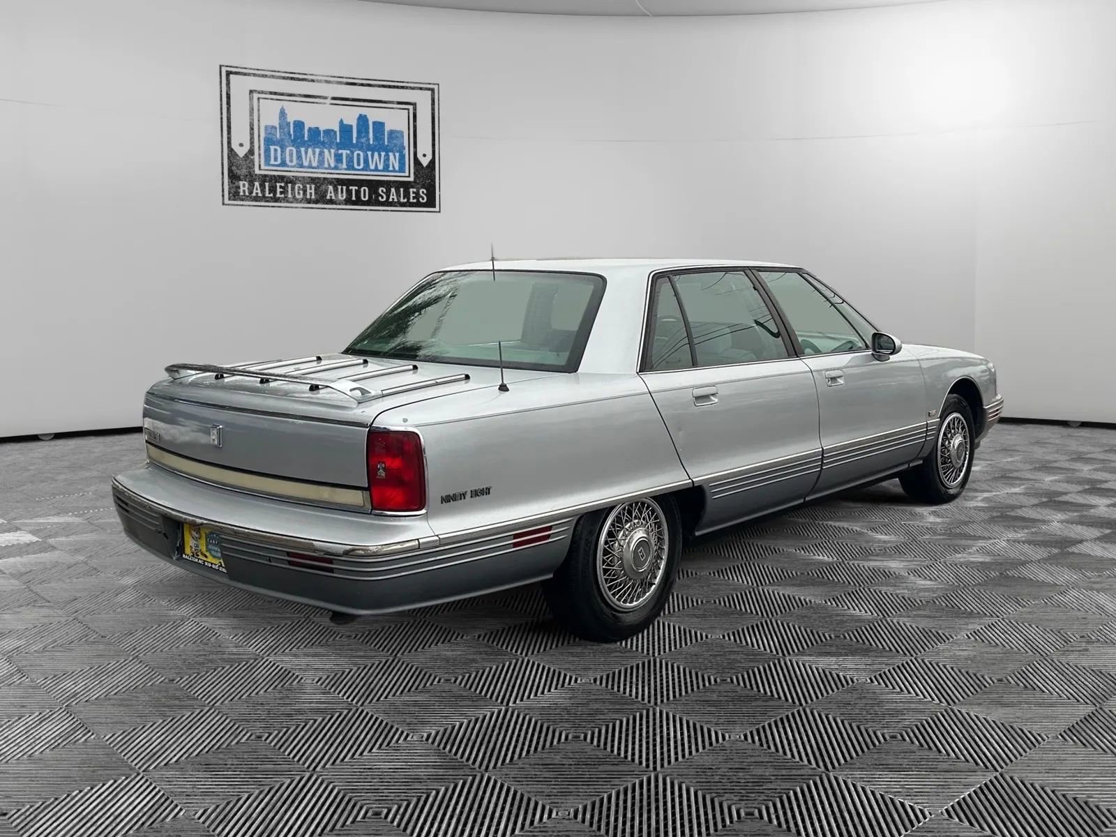 Used 1992 Oldsmobile Ninety-Eight Regency Elite image 4