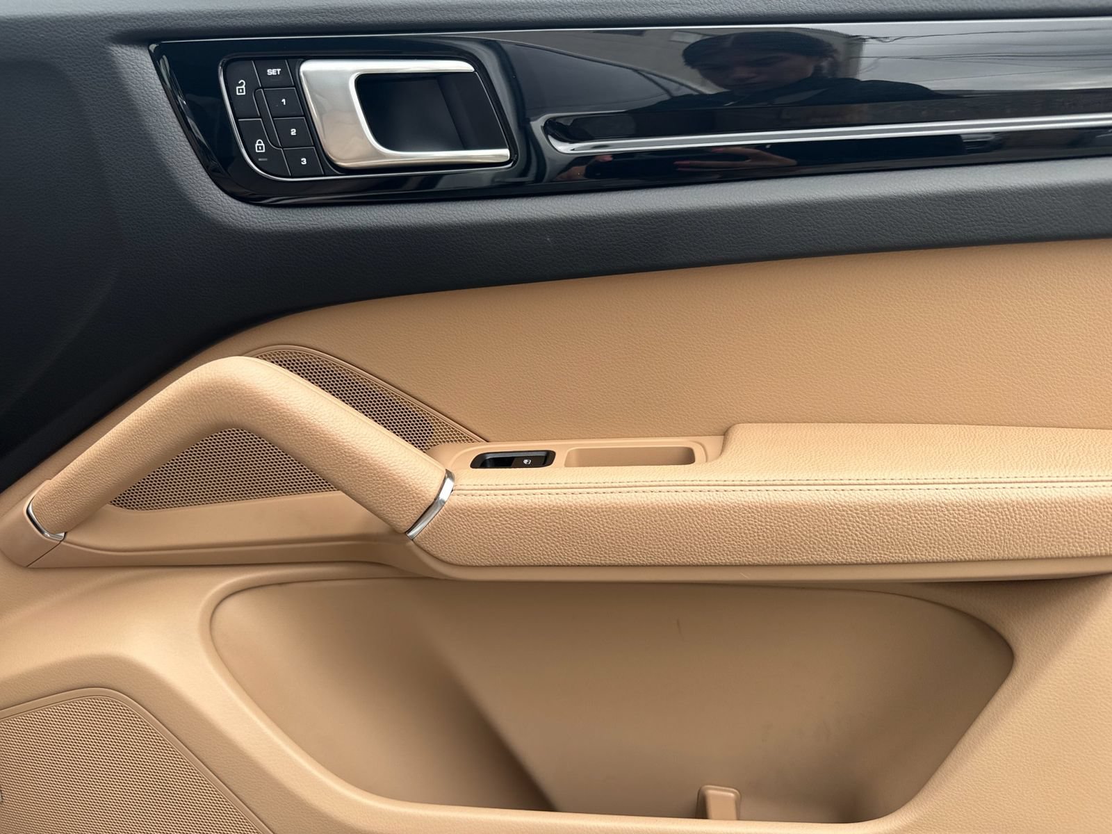 Certified 2022 Porsche Cayenne E-Hybrid AWD/4WD image 20