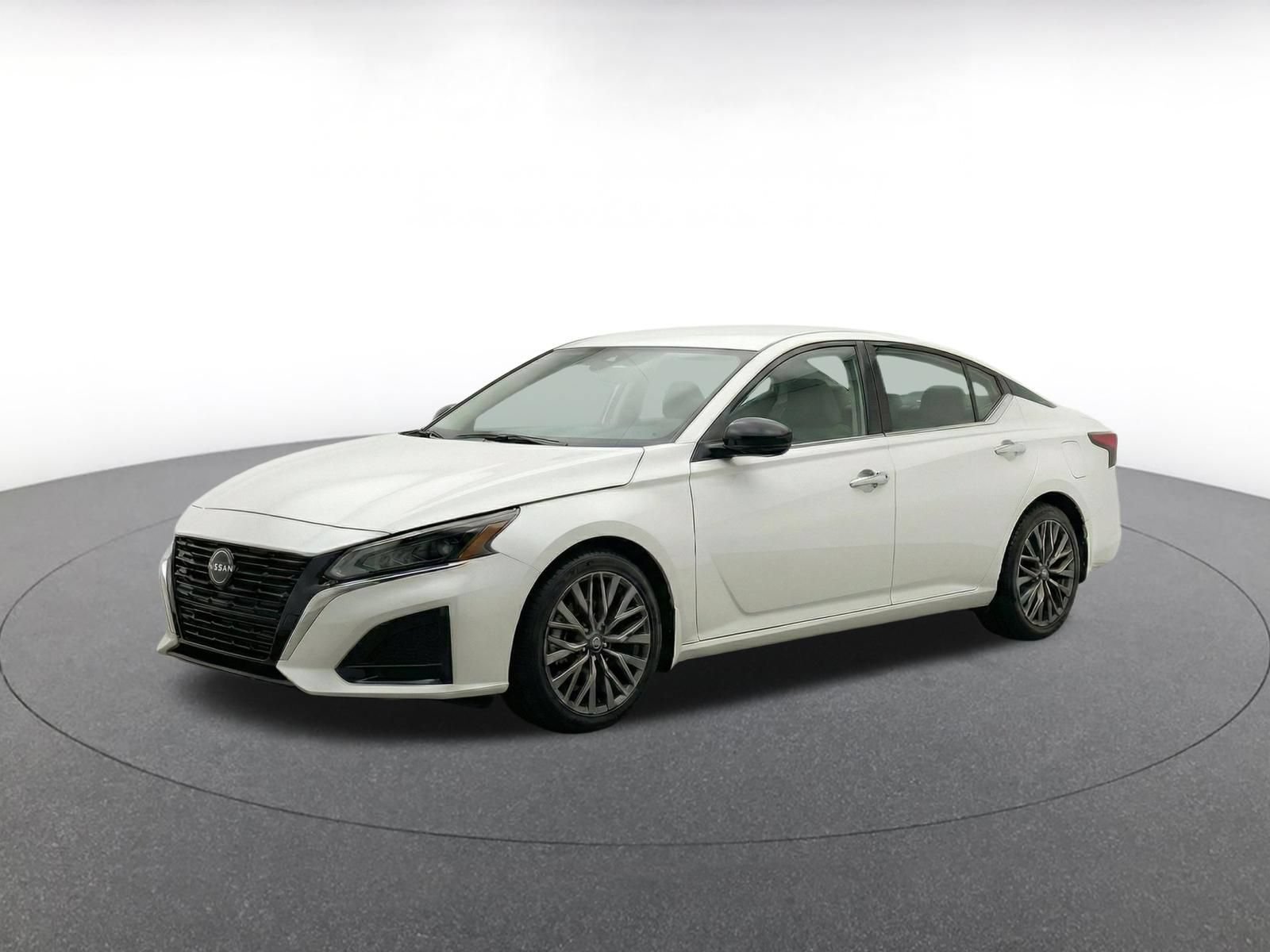 Used 2025 Nissan Altima 2.5 SV FWD image 3