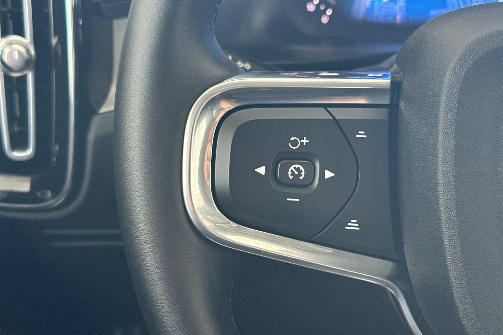 Certified 2026 Volvo XC40 B5 Plus AWD/4WD image 28