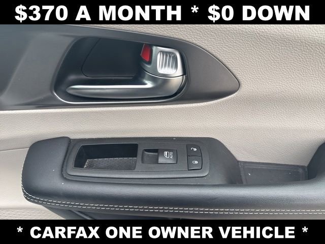 Used 2023 Chrysler Pacifica Touring-L FWD image 19