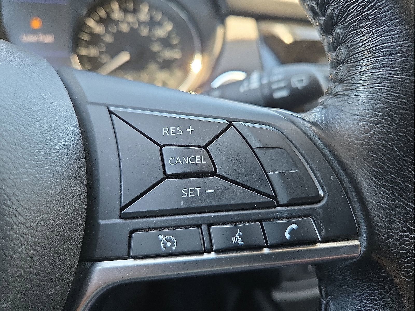Used 2018 Nissan Rogue SV AWD/4WD image 18