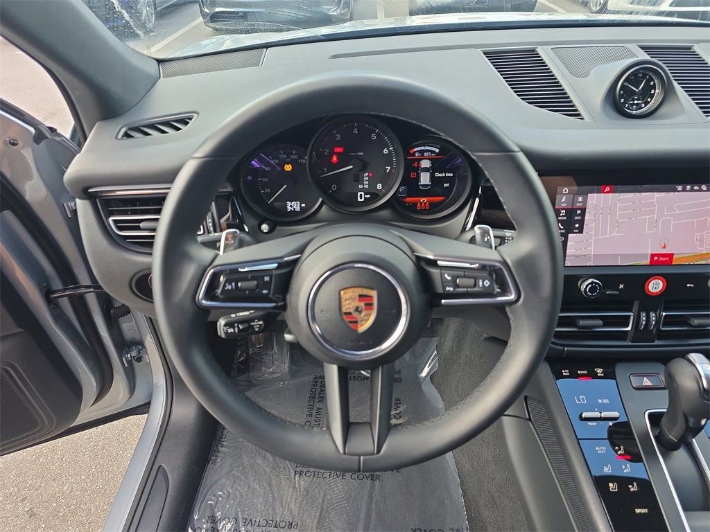 Certified 2025 Porsche Macan image 32
