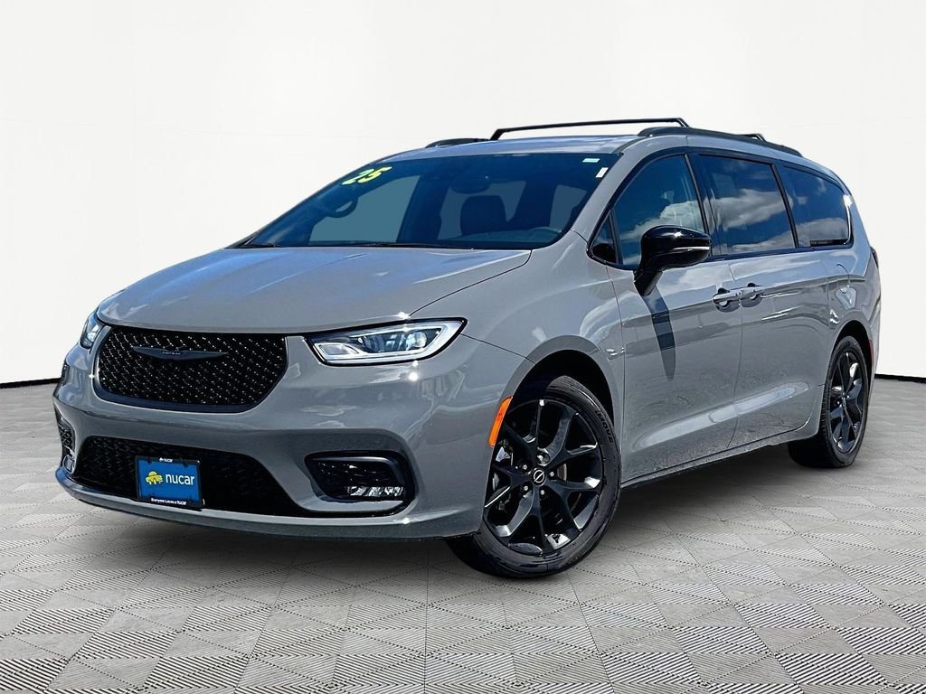Used 2025 Chrysler Pacifica Limited FWD image 3