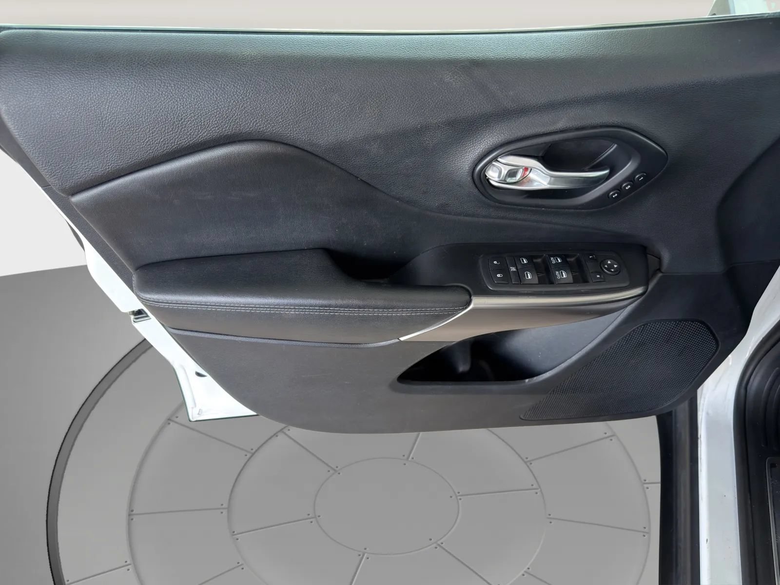Used 2019 Jeep Cherokee Limited FWD image 12