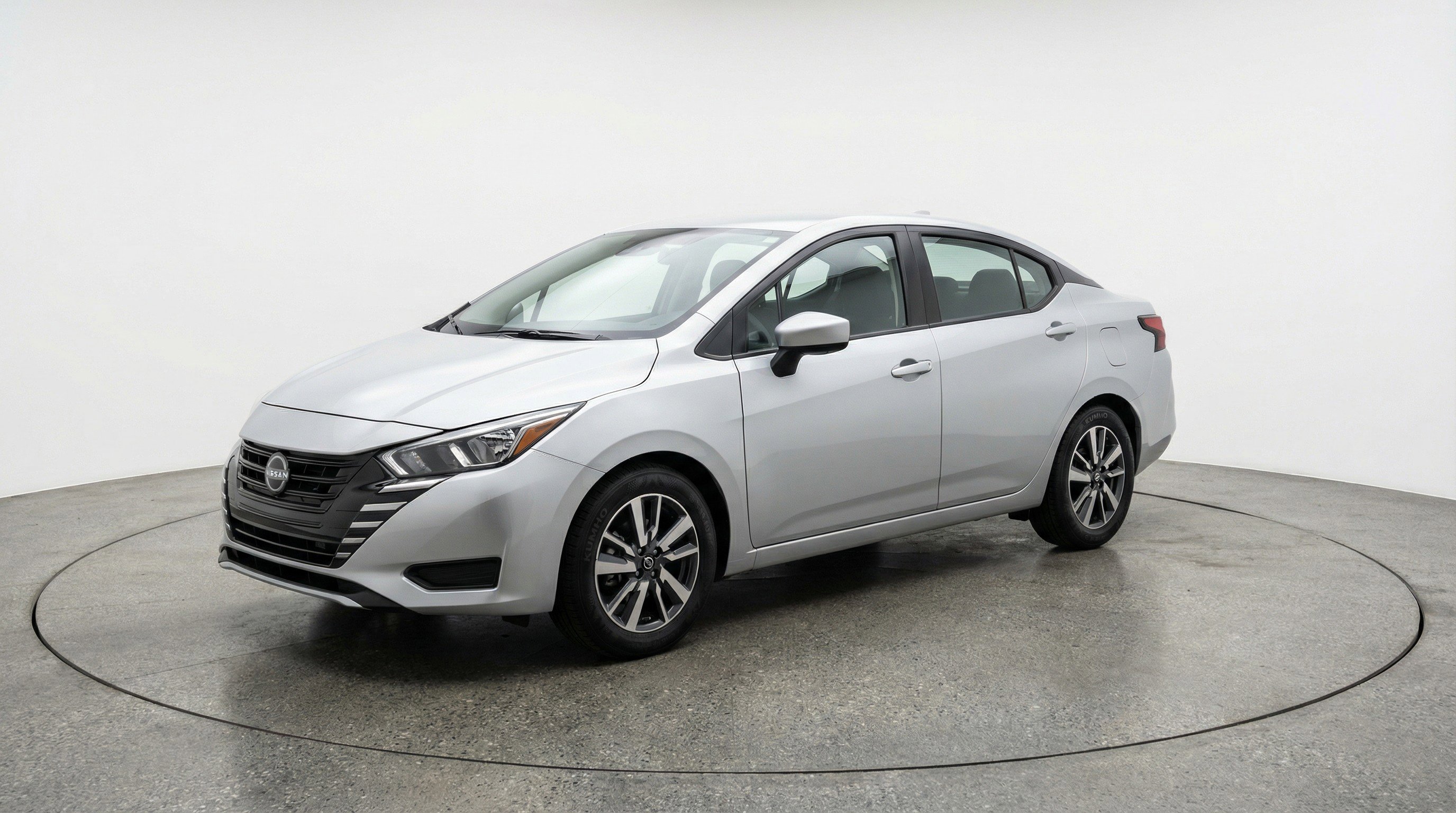 Used 2025 Nissan Versa SV image 3