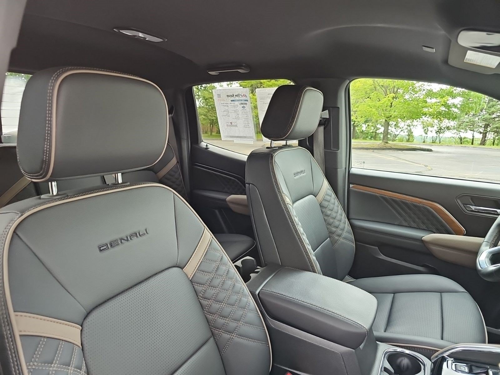 Used 2025 GMC Canyon Denali AWD/4WD image 12