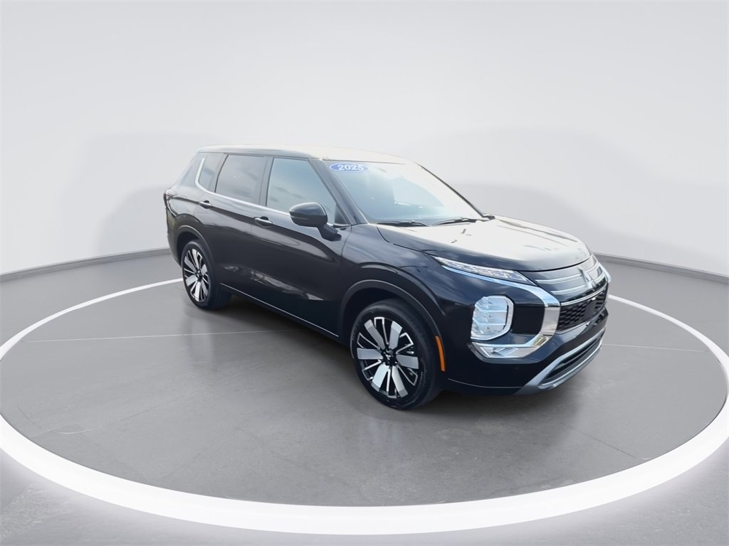 New 2025 Mitsubishi Outlander SE image 2