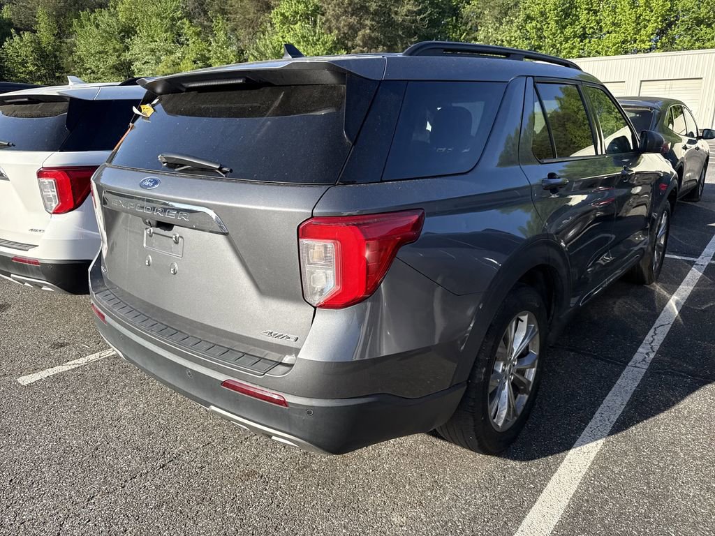 Used 2022 Ford Explorer XLT w/ Equipment Group 202A AWD/4WD image 17