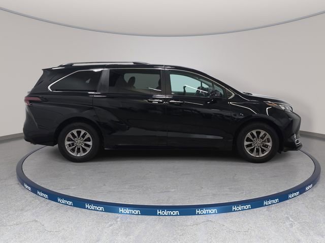 Certified 2024 Toyota Sienna XLE FWD image 5