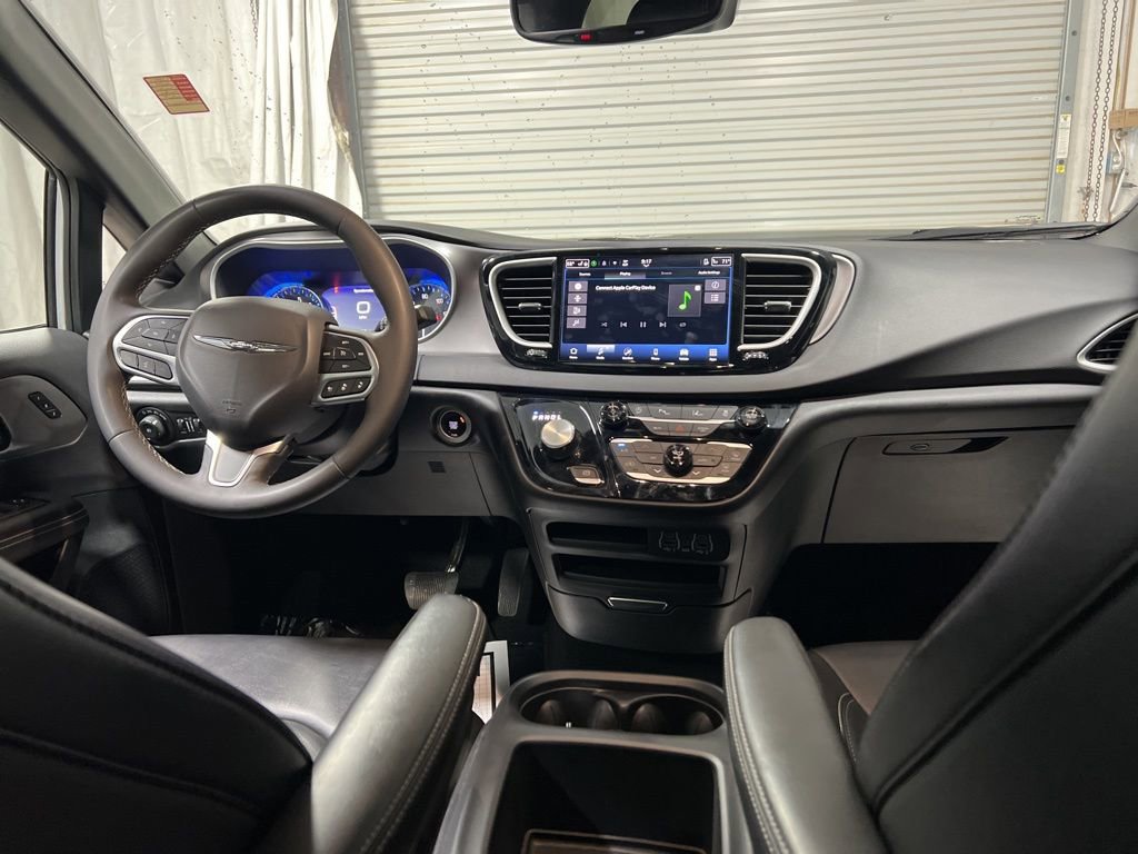 Used 2025 Chrysler Pacifica Select image 13