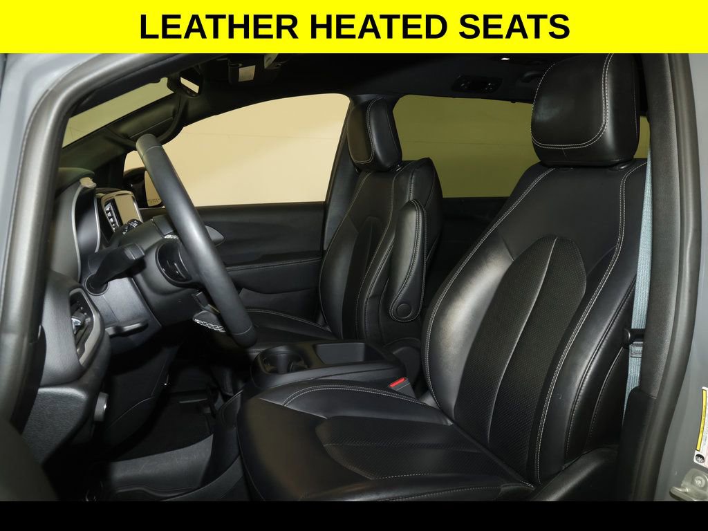 Used 2025 Chrysler Pacifica Select FWD image 3