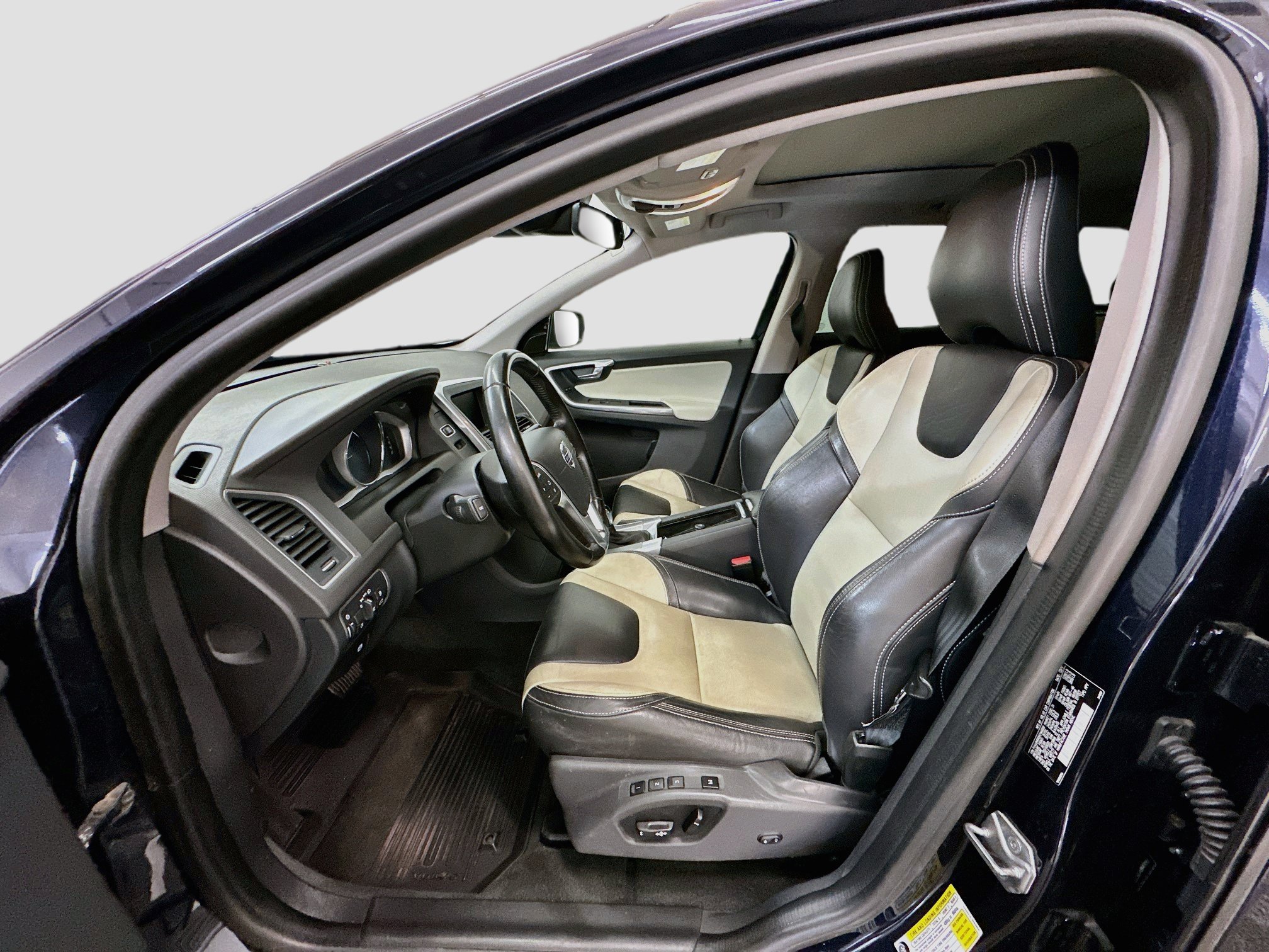 Used 2017 Volvo XC60 T6 Dynamic w/ Preferred Option Package AWD/4WD image 13