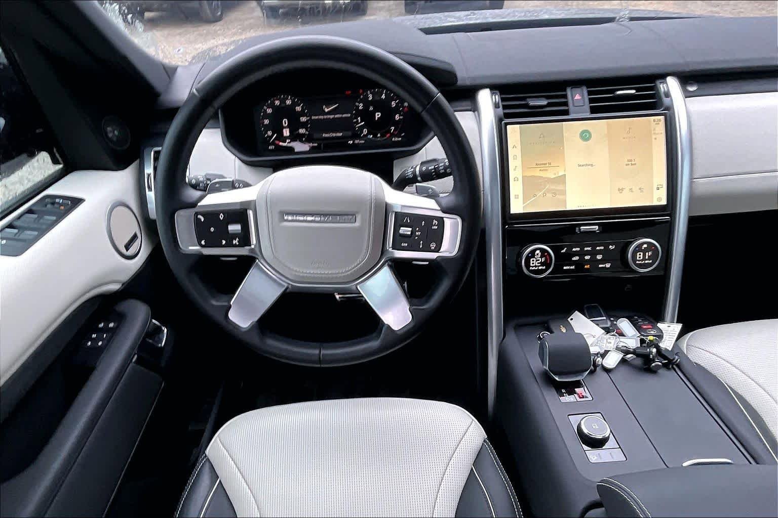 Used 2023 Land Rover Discovery Metropolitan Edition AWD/4WD image 6