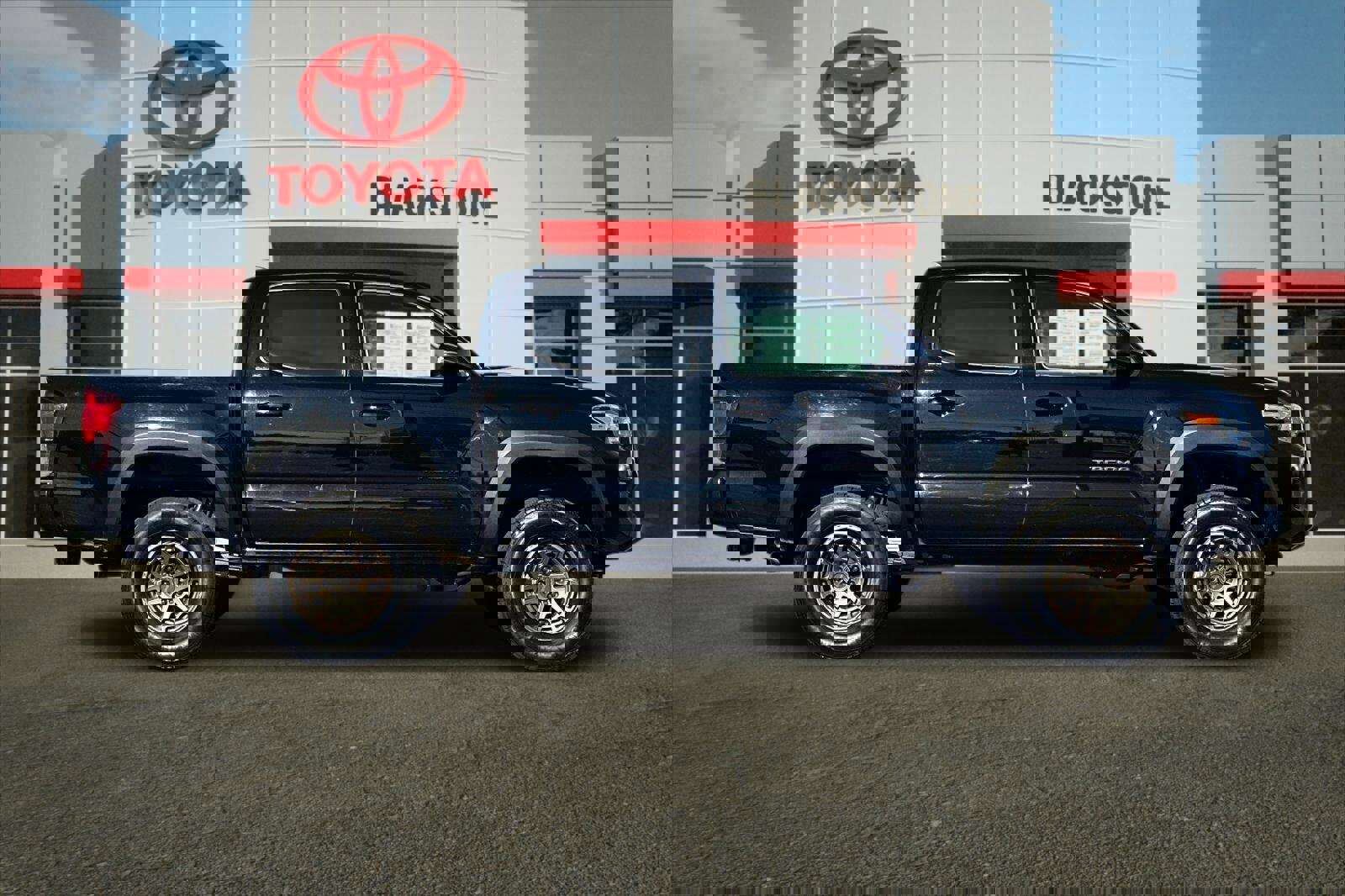 Used 2023 Toyota Tacoma SR w/ Trail Edition AWD/4WD image 2