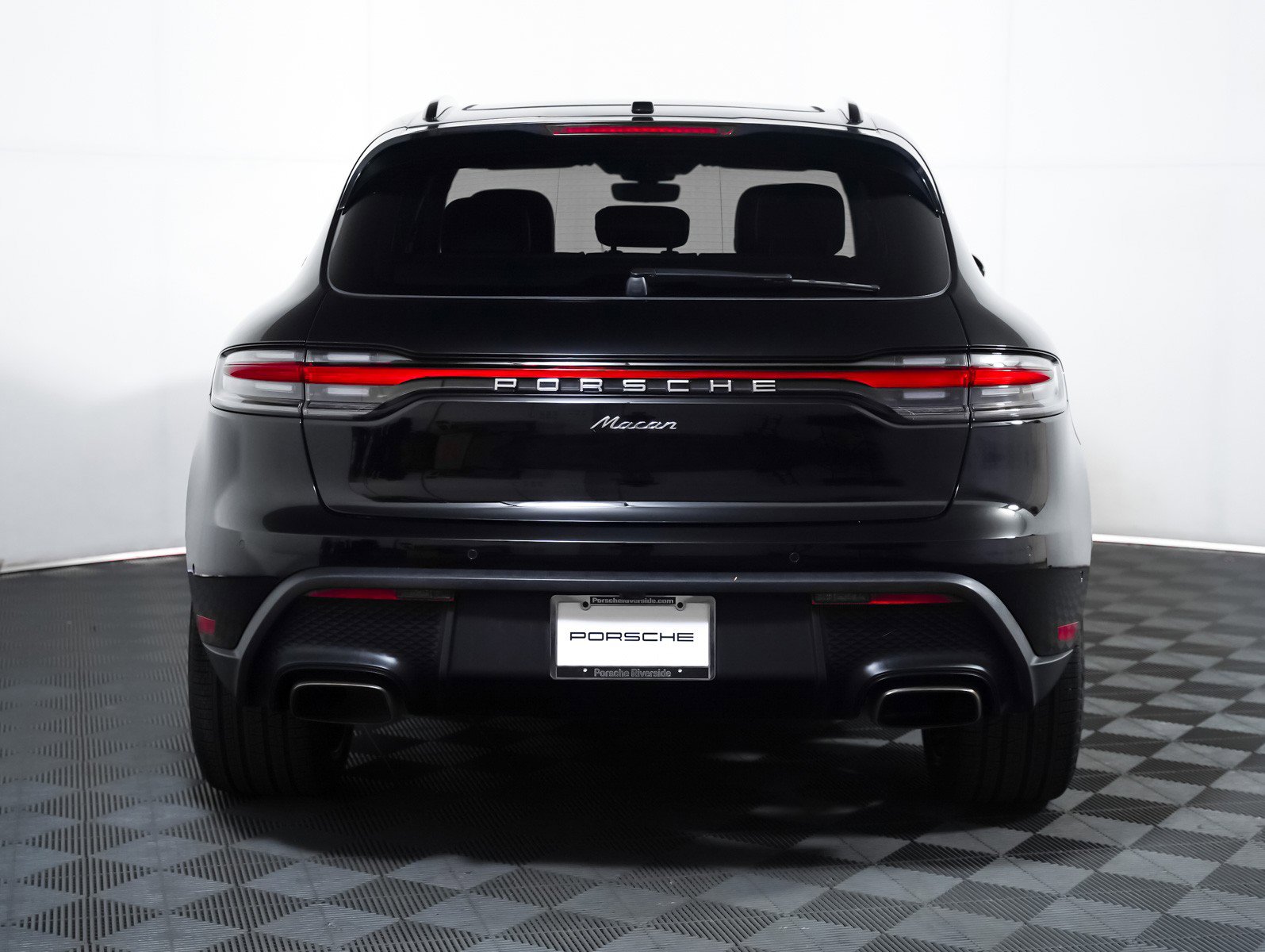 Certified 2025 Porsche Macan image 12