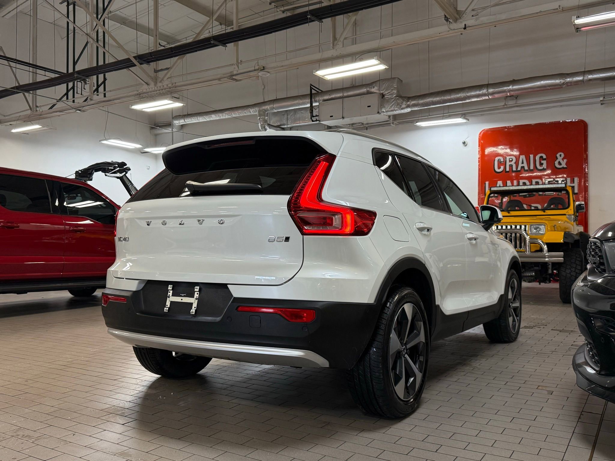 Used 2025 Volvo XC40 B5 Plus image 5