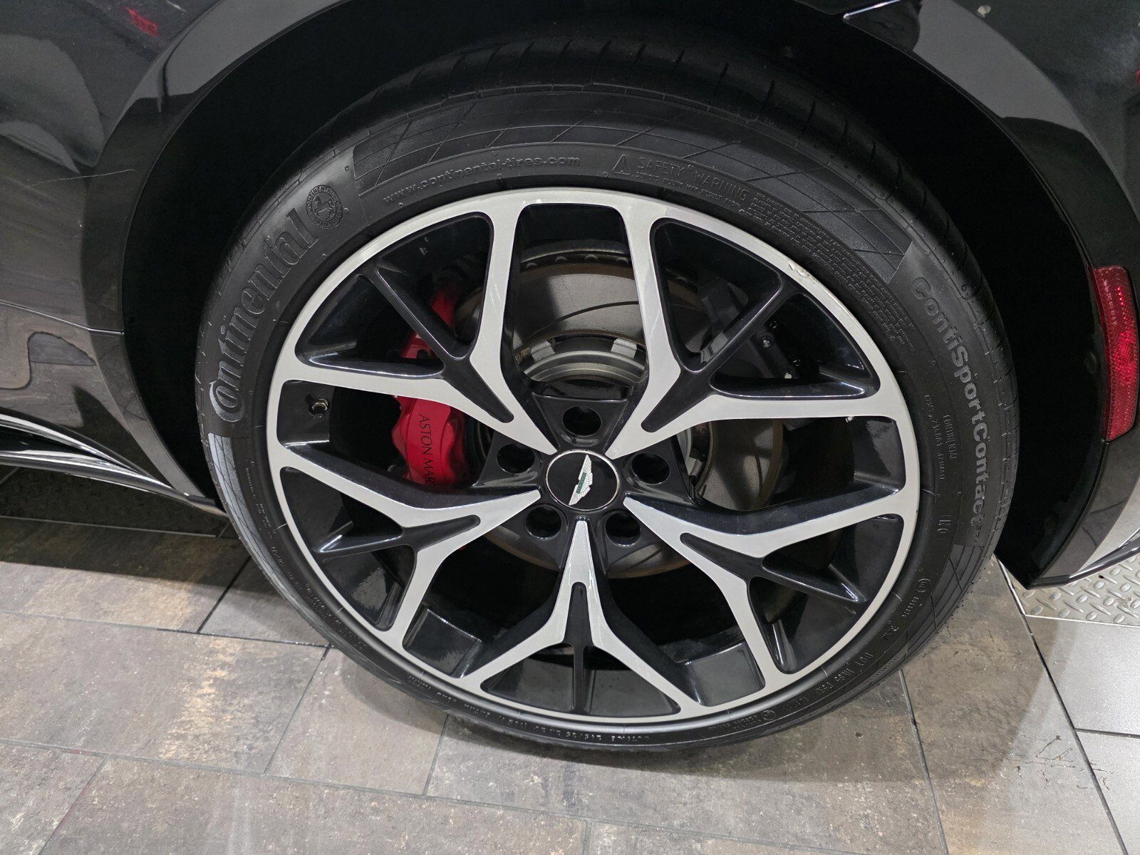 Used 2019 Aston Martin DB11 Volante image 4