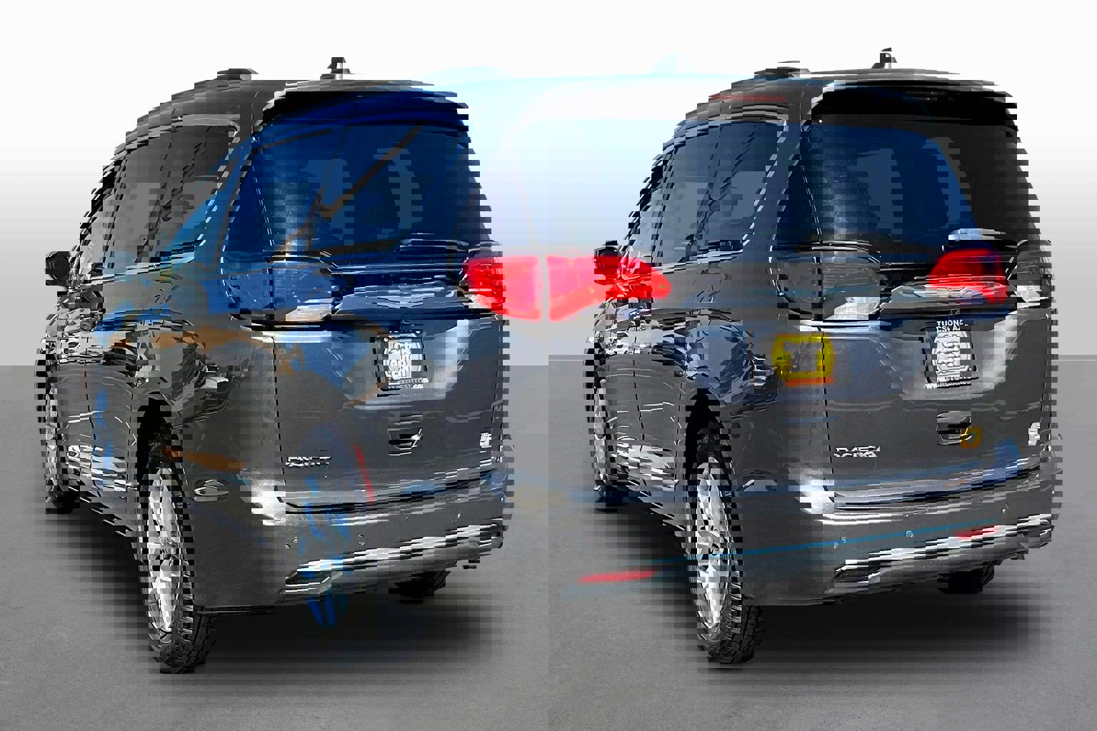 Used 2017 Chrysler Pacifica Touring-L w/ Tire & Wheel Group image 6