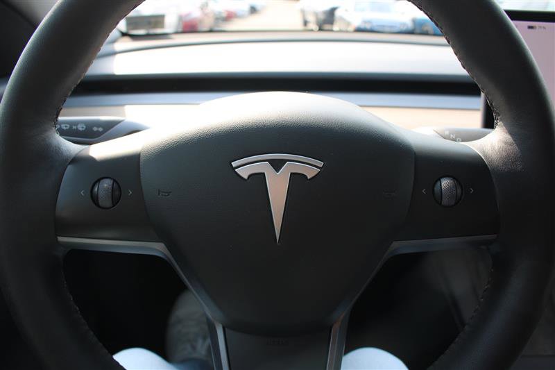 Used 2022 Tesla Model Y Long Range image 16