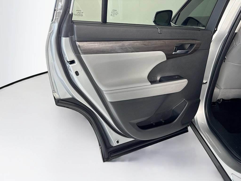 Used 2022 Toyota Highlander Limited FWD image 27