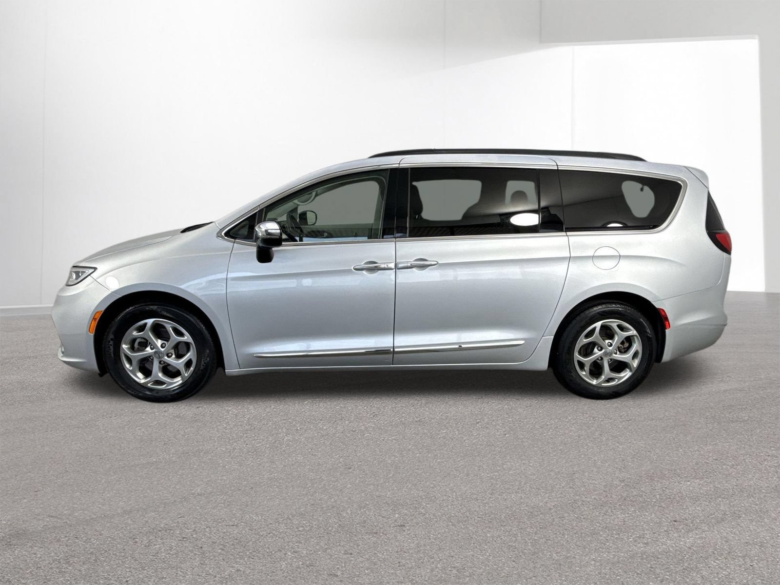 Used 2023 Chrysler Pacifica Limited FWD image 30