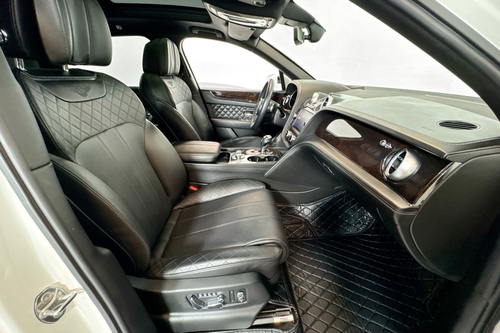 Used 2018 Bentley Bentayga image 27