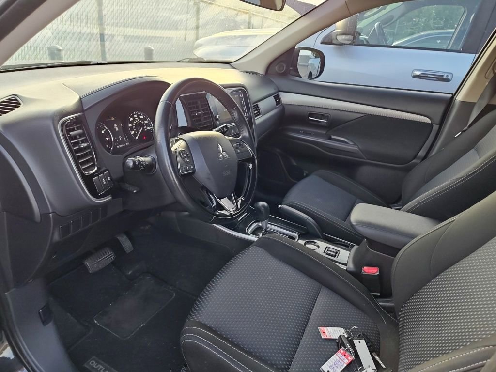 Used 2017 Mitsubishi Outlander SE FWD image 7