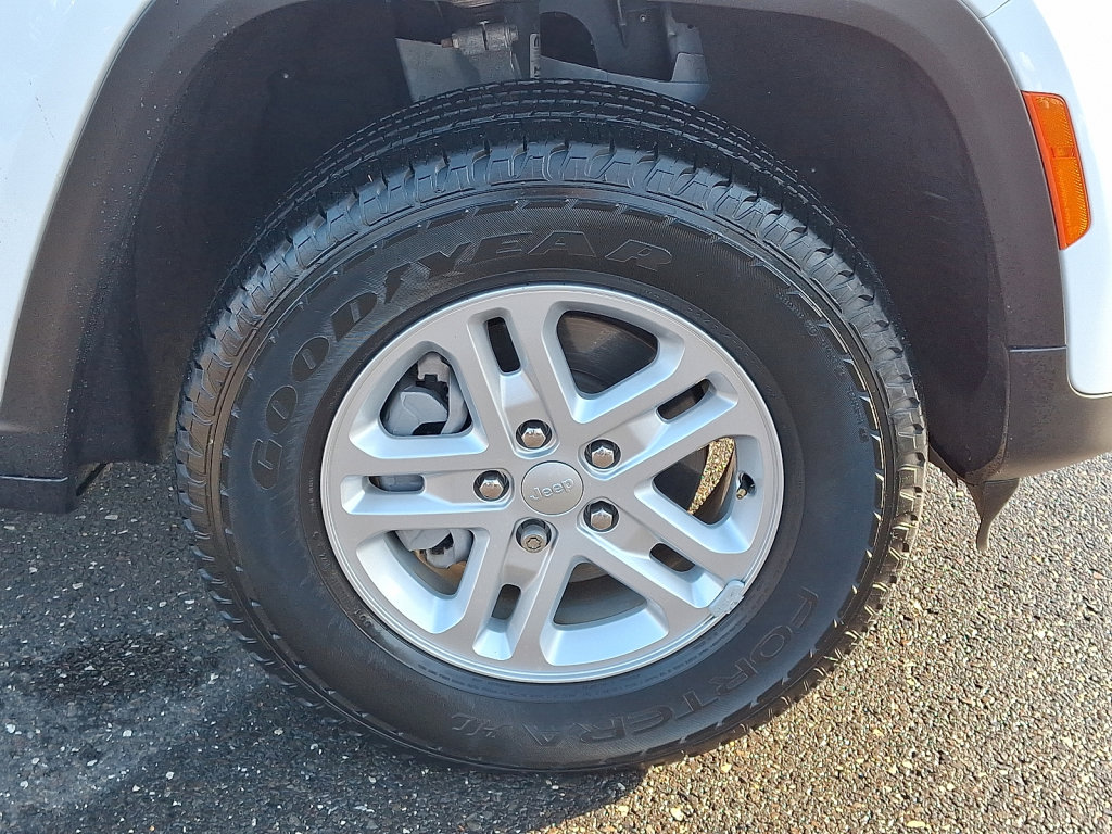 Certified 2023 Jeep Grand Cherokee Laredo image 9