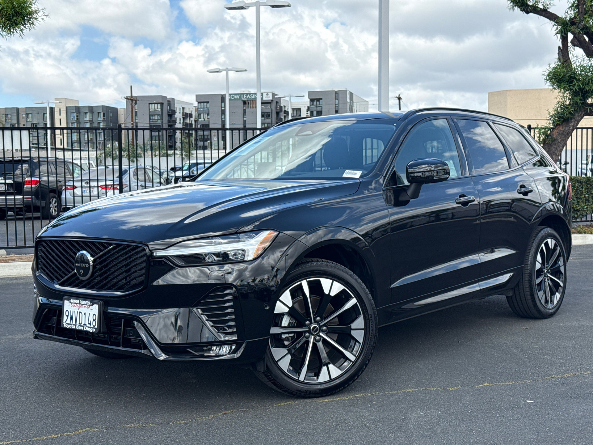 Used 2026 Volvo XC60 B5 Plus w/ Climate Package PRO AWD/4WD image 2