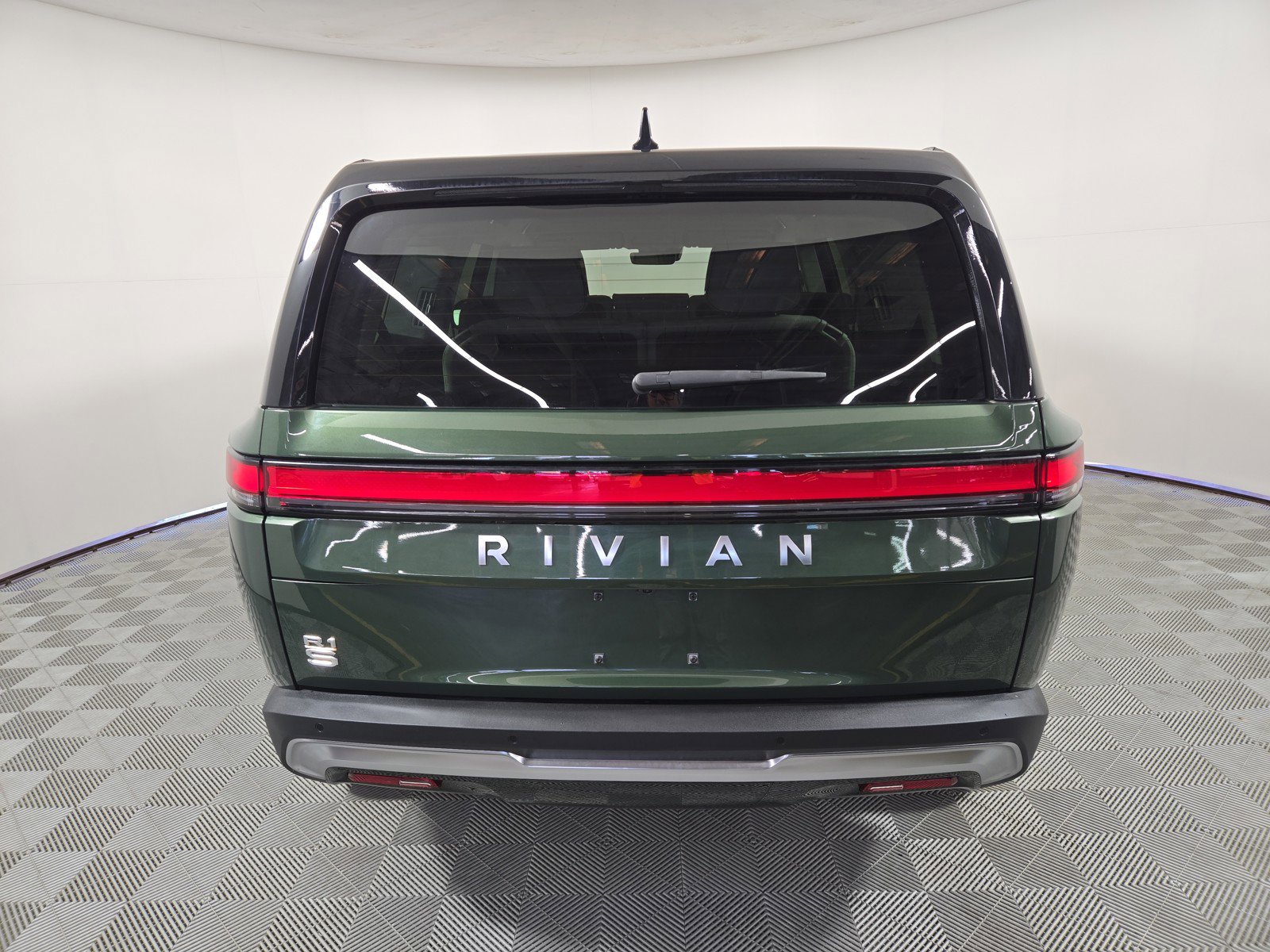 Used 2024 Rivian R1S Adventure image 4