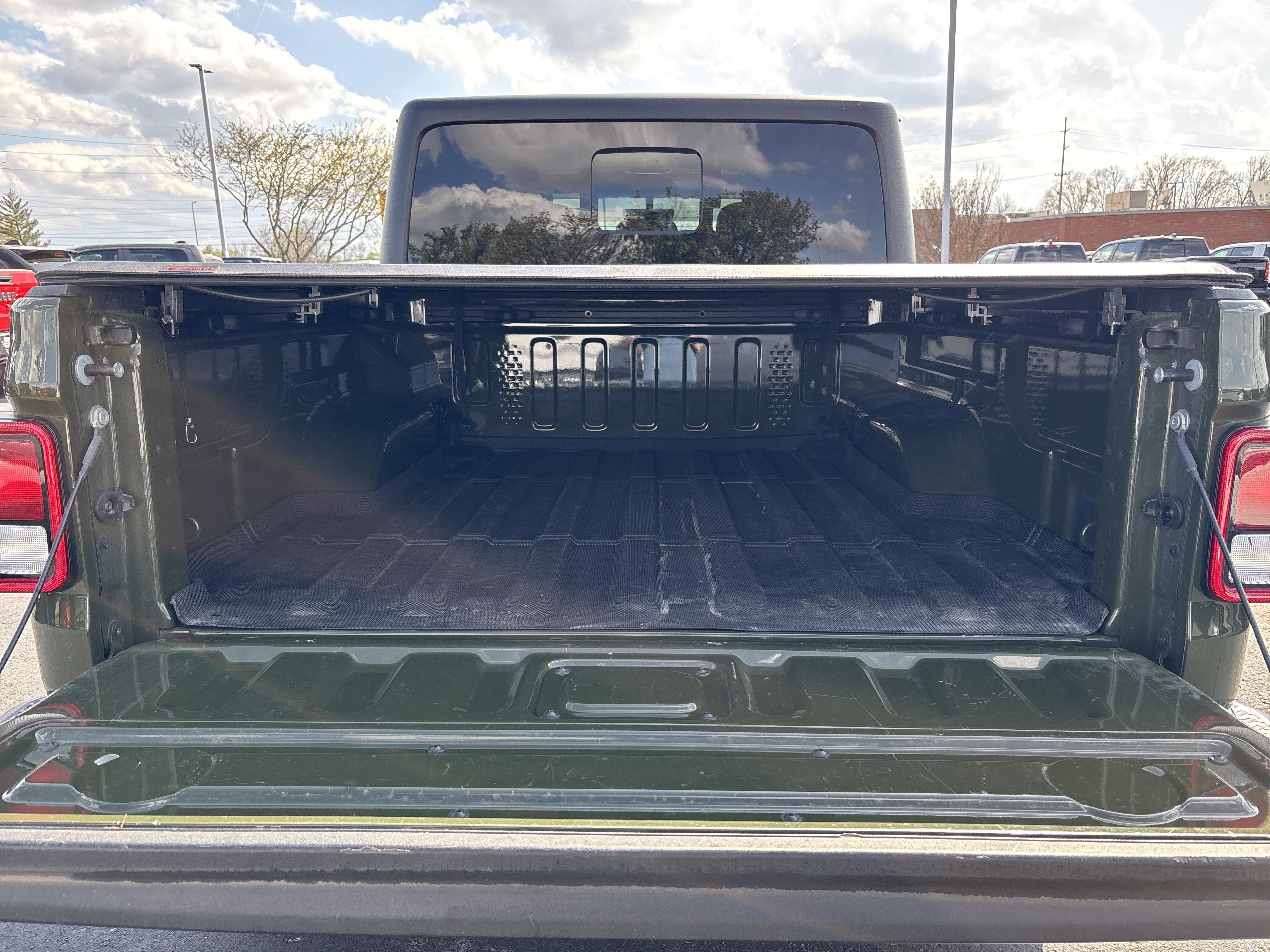 Used 2023 Jeep Gladiator Willys image 9