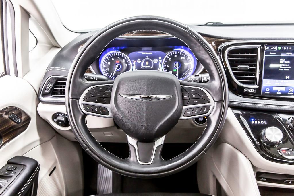 Used 2022 Chrysler Pacifica Limited w/ Uconnect Theater Family Group image 21