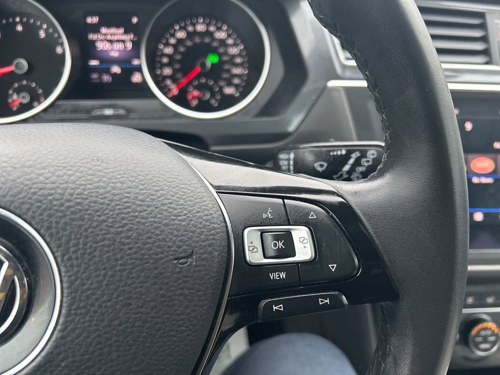 Used 2020 Volkswagen Tiguan SE w/ Panoramic Sunroof Package image 30