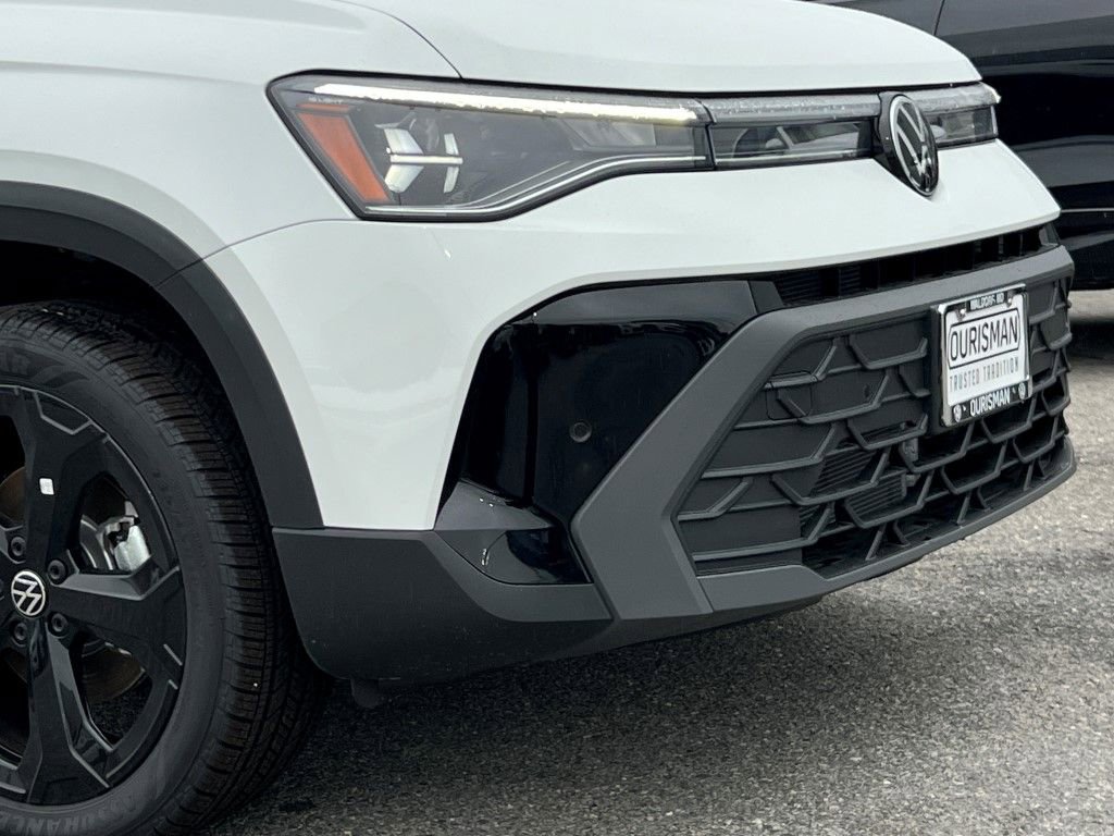 New 2025 Volkswagen Taos SE image 2