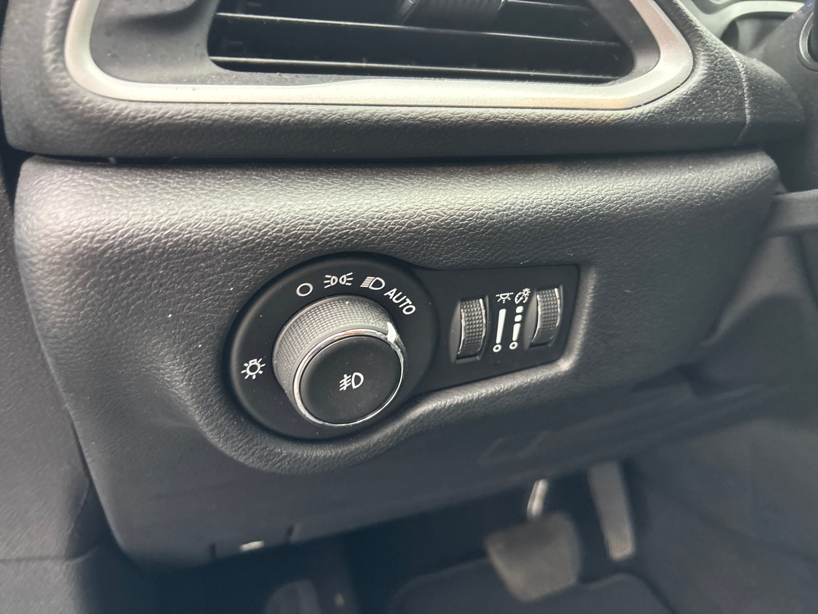 Used 2020 Chrysler Pacifica Touring-L Plus FWD image 14