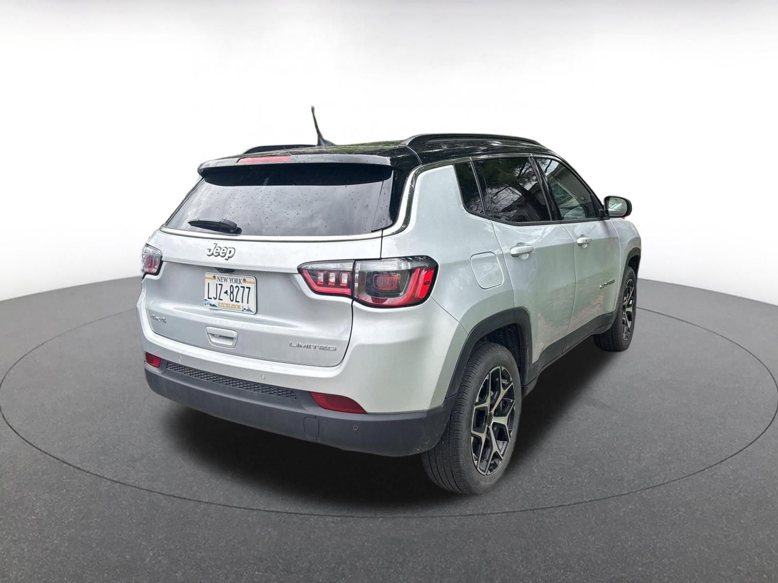 Used 2025 Jeep Compass Limited image 6