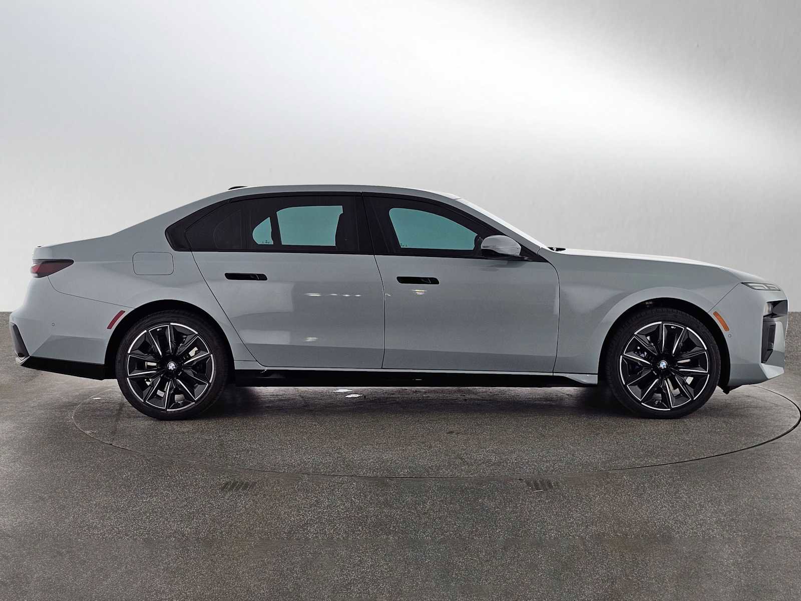Used 2023 BMW 740i w/ Parking Assistance Package RWD image 2