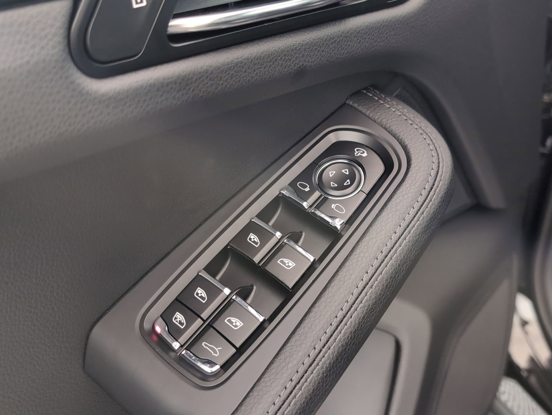 Certified 2025 Porsche Macan AWD/4WD image 17