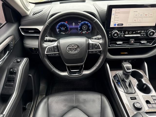 Used 2023 Toyota Highlander Platinum image 16