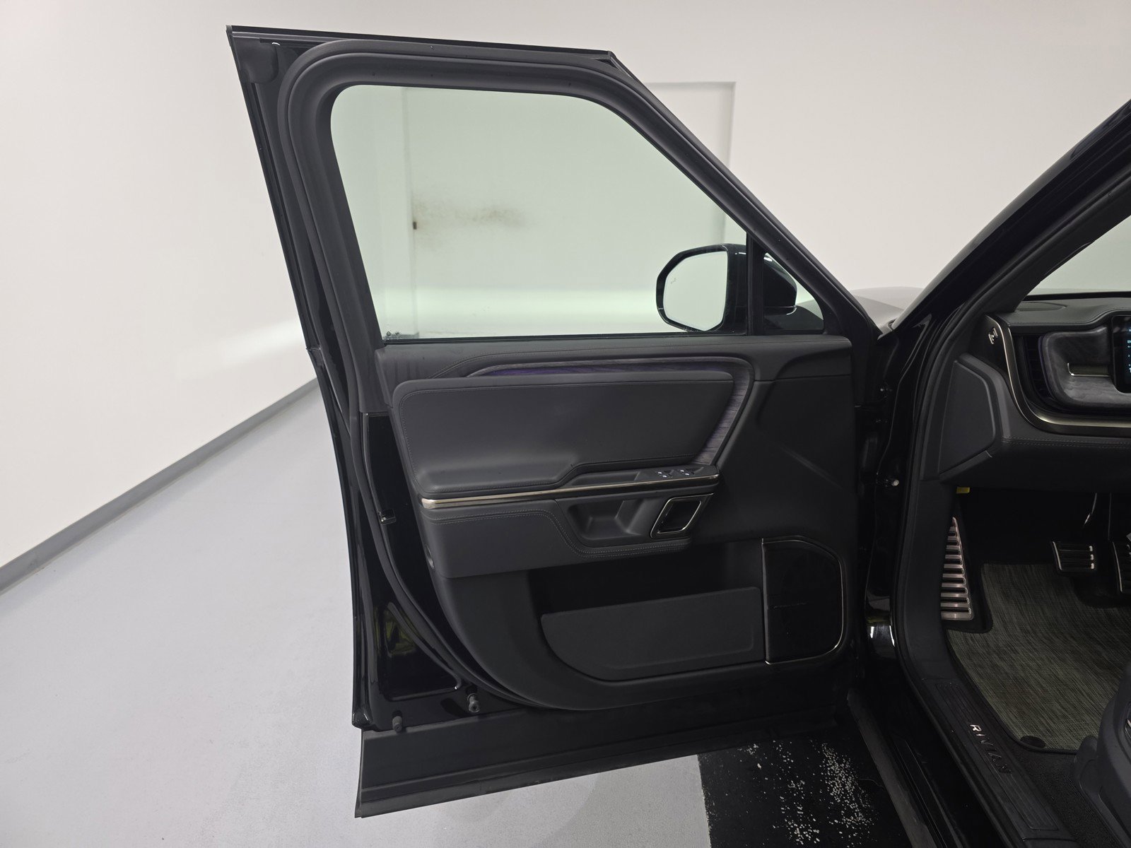 Used 2022 Rivian R1T Adventure image 16