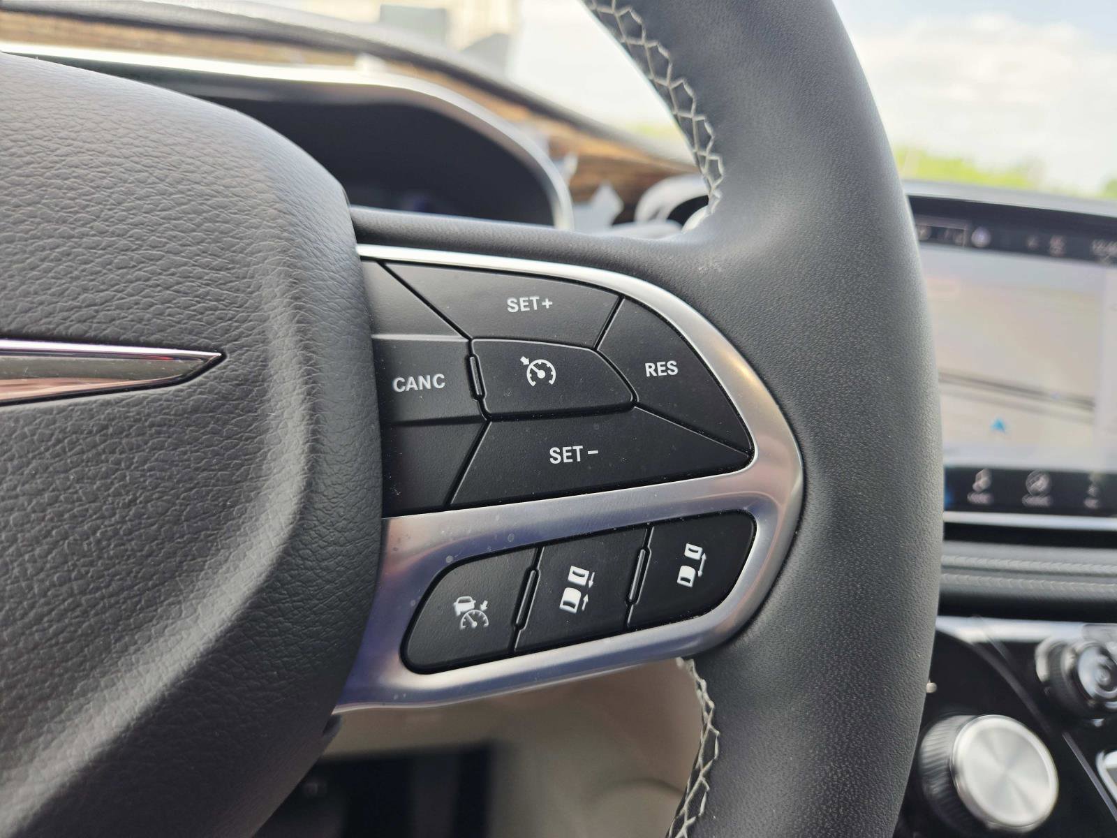 Used 2024 Chrysler Pacifica Limited image 26