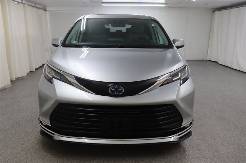 Used 2021 Toyota Sienna XLE FWD image 2