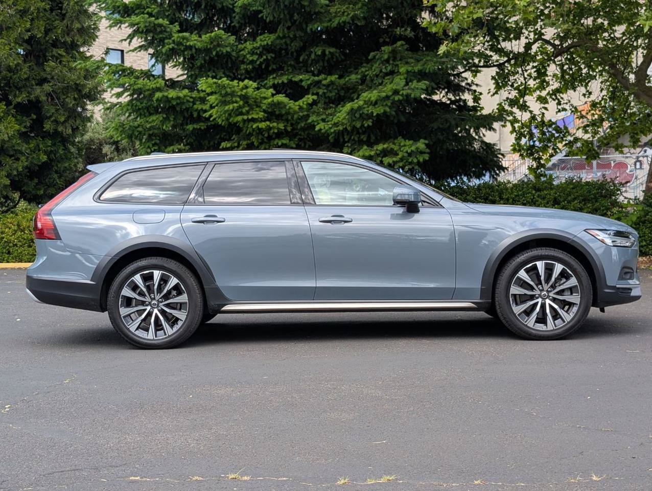 Used 2022 Volvo V90 B6 Cross Country w/ Protection Package AWD/4WD image 8