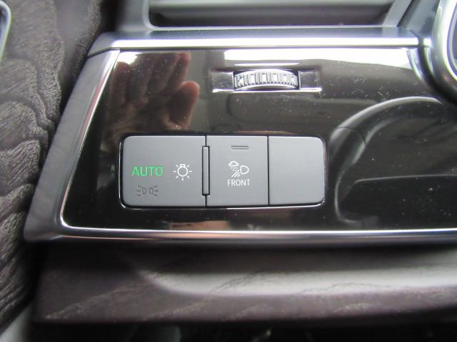 Used 2022 Audi Q8 Premium image 41